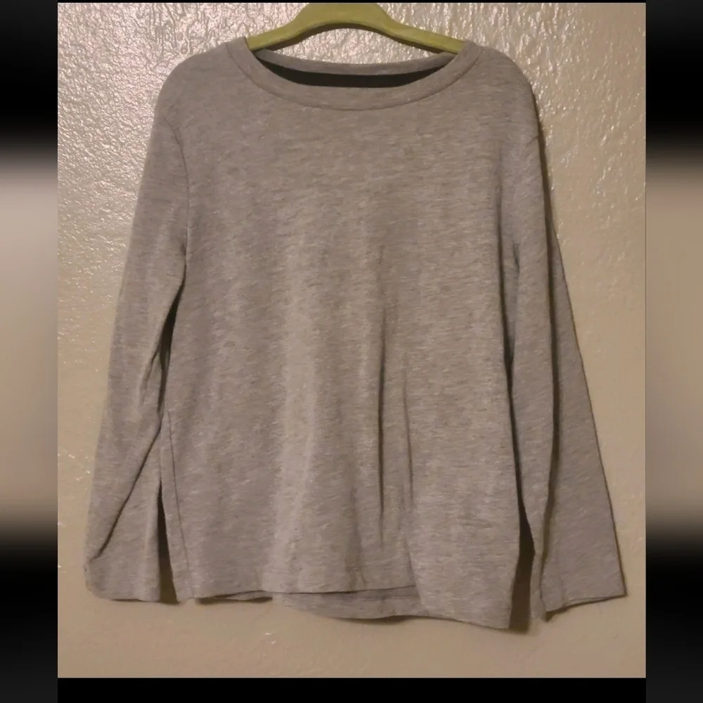 Old Navy Boys Gray Size 5 Versitile long sleeve t-shirt EUC